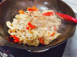 20、莲藕炒肉片,快速翻炒均匀即可出锅