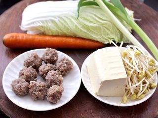 1、除夕必吃的炖菜，寓意年年有余,把炖菜的食材备齐。