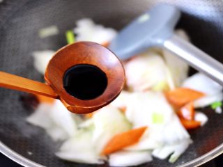 6、除夕必吃的炖菜，寓意年年有余,大火翻炒片刻后，加入生抽调味调色。