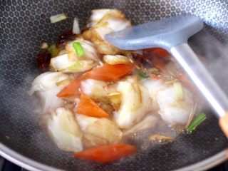 7、除夕必吃的炖菜，寓意年年有余,大火继续快速翻炒至白菜变软。