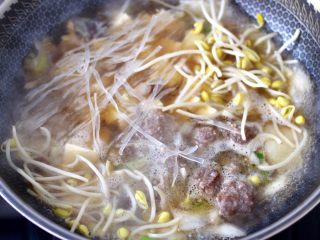 9、除夕必吃的炖菜，寓意年年有余,大火烧开后，加入丸子和豆腐，粉条和黄豆芽。