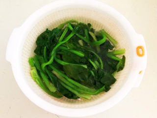 3、菠菜鸡蛋羹,把焯好的菠菜用冷水过凉