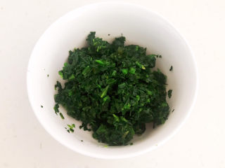 5、菠菜鸡蛋羹,把菠菜切成末
