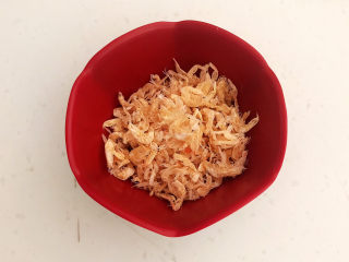 6、菠菜鸡蛋羹,小海米清洗干净，我今天用的小海米是提前清洗干净后烘干的