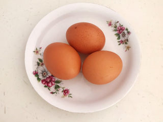 7、菠菜鸡蛋羹,鸡蛋清洗干净