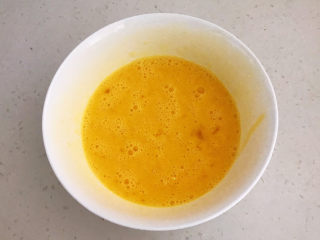 8、菠菜鸡蛋羹,把鸡蛋打入碗中，调匀