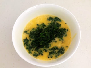 9、菠菜鸡蛋羹,加入菠菜末调匀