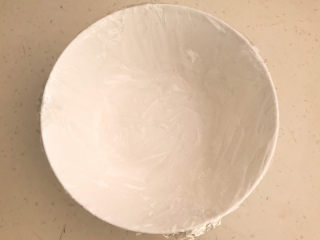 11、菠菜鸡蛋羹,取一只大碗，里面铺上耐高温保鲜膜