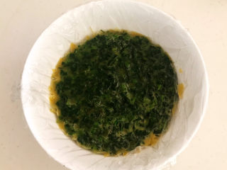 12、菠菜鸡蛋羹,把调好的菠菜鸡蛋液倒入碗里