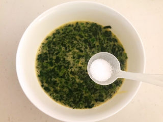 10、菠菜鸡蛋羹,加入精盐调匀