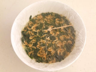 15、菠菜鸡蛋羹,盖上保鲜膜，用牙签扎出20个小孔，用于排气