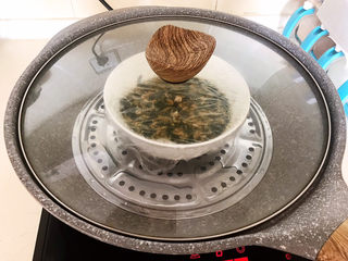 16、菠菜鸡蛋羹,锅中水烧开，把菠菜鸡蛋碗放入锅里，大火蒸15分钟