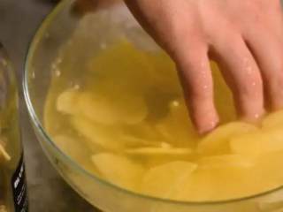 2、简单好学的孜然土豆片,土豆最好吃的做法,百吃不腻,放入水中洗去多余淀粉