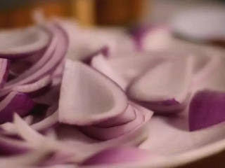 3、简单好学的孜然土豆片,土豆最好吃的做法,百吃不腻,洋葱切片备用