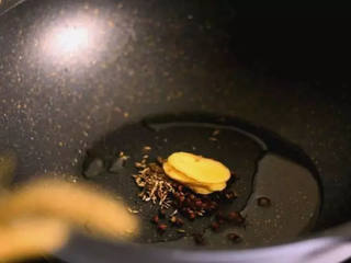 5、简单好学的孜然土豆片,土豆最好吃的做法,百吃不腻,锅中留底油，放入姜片、花椒、孜然炒出香味