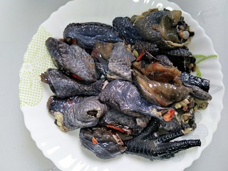 1、当归黄芪红枣乌鸡????汤,半只乌鸡洗干净切块