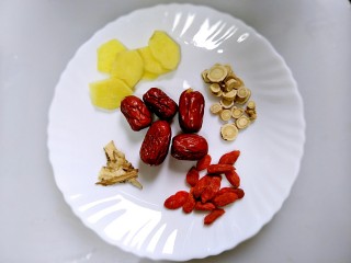 2、当归黄芪红枣乌鸡????汤,准备煲汤材料