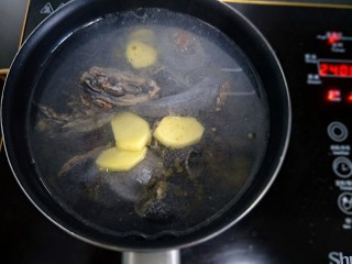 3、当归黄芪红枣乌鸡????汤,乌鸡加姜片放锅里煮开