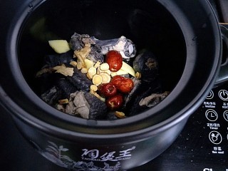 6、当归黄芪红枣乌鸡????汤,砂锅放进去乌鸡还有材料，姜片