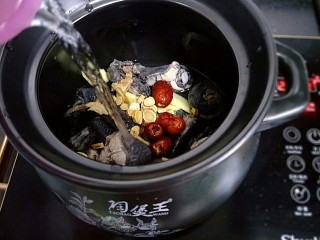 7、当归黄芪红枣乌鸡????汤,加入适量的水