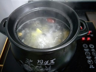 9、当归黄芪红枣乌鸡????汤,煮一个半两个钟头鸡汤就差不多好了