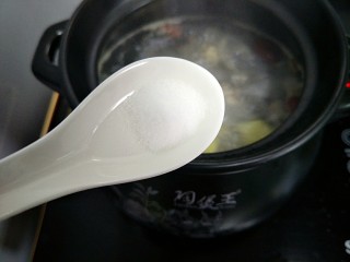 11、当归黄芪红枣乌鸡????汤,出锅前加点盐调味就可以喝了。