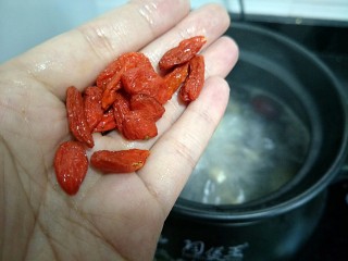 10、当归黄芪红枣乌鸡????汤,加入枸杞