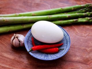 1、芦笋炒鹅蛋,首先备齐所有的食材。