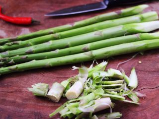 2、芦笋炒鹅蛋,把芦笋老的地方，用刀削成不用。