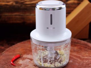 4、芦笋炒鹅蛋,大蒜去皮后，放入东菱无线绞肉机里绞碎取出备用。