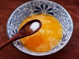 5、芦笋炒鹅蛋,取一个大一点的碗，打散一个鹅蛋，根据个人口味加入适量的盐和鸡精调味。