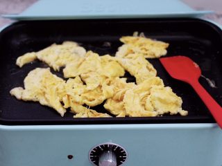 7、芦笋炒鹅蛋,启动新思特多功能美食锅，锅中加入10克花生油，油温6成时倒入鹅蛋液，大火炒熟盛出备用。