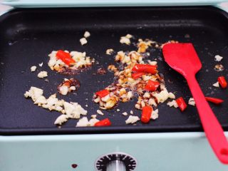 9、芦笋炒鹅蛋,大火翻炒出香味后，倒入蚝油调味调色。