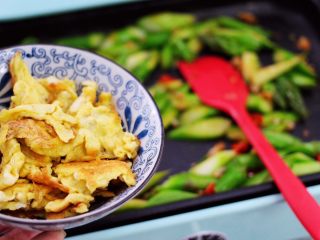 11、芦笋炒鹅蛋,再加入炒熟的鹅蛋，大火继续翻炒片刻后。