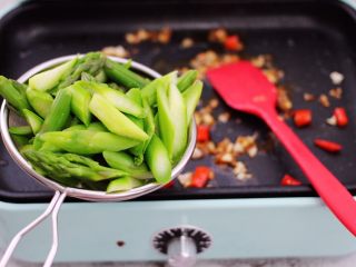10、芦笋炒鹅蛋,这个时候加入焯好水的芦笋。