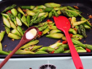12、芦笋炒鹅蛋,根据个人的口味加入适量的盐和鸡精调味。