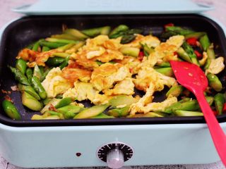 13、芦笋炒鹅蛋,大火翻炒均匀即可关火。