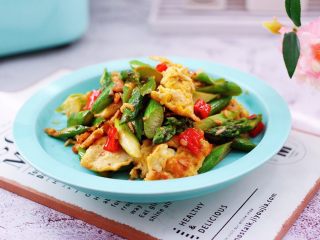 14、芦笋炒鹅蛋,营养丰富又好吃的芦笋炒鹅蛋就出锅咯。