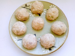 8、清蒸莲藕丸子,团好的丸子摆放在盘中。