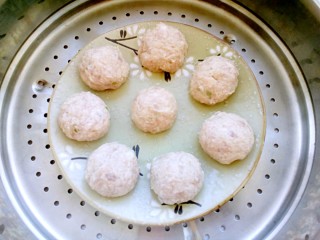 9、清蒸莲藕丸子,锅里加适量水烧开后，将做好的莲藕丸子整盘放置于锅屉上，大火蒸15分钟。