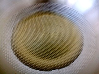 10、清蒸莲藕丸子,另起锅，加入少量的清水或高汤烧开，调入少许盐和蚝油调味，最后淋入少许薄芡。