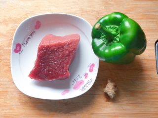 1、青椒炒牛肉丝,准备好所需食材。