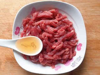 3、青椒炒牛肉丝,把切好的牛肉丝放入容器中，然后加入1汤匙料酒；