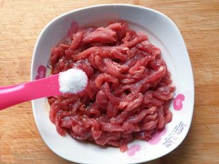 5、青椒炒牛肉丝,加入1小勺白糖；