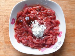 7、青椒炒牛肉丝,加入适量淀粉，用手抓匀腌制15分钟至其入味。
