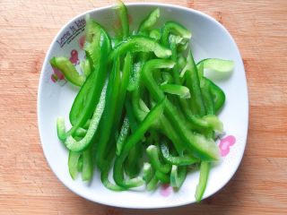 8、青椒炒牛肉丝,青椒去蒂、去籽、洗净，切成丝。