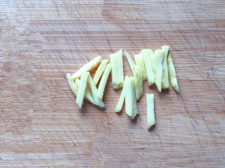 9、青椒炒牛肉丝,生姜去皮洗净切成丝。