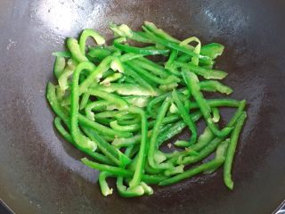 12、青椒炒牛肉丝,继续加少许油，倒入青椒丝翻炒几下至稍稍变软；
