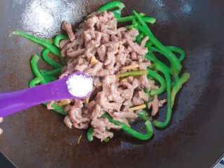 13、青椒炒牛肉丝,把之前炒好的牛肉丝回锅，再加入适量盐调味；
