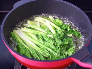 2、小白菜磷虾大馅馄饨,锅中倒入适量的清水烧开,加入少许盐和几滴食用油,把洗净的小白菜进行焯水,变色变软捞出过冷水后沥干。